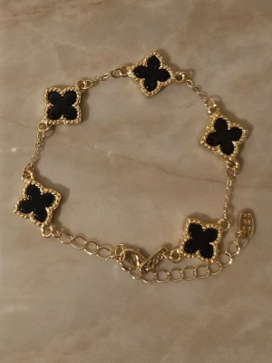 Guldfärgat armband✨️ - Guldfärgat armband med svarta klöver. Perfekt för en "old money/Stockholm"-stil ✨️💫