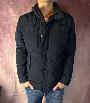 J.lindeberg fieldjacket bailey -  fint skick dock har dragkedjan bytts ut mot en nyckelring men inget som syns vid normal användning som syns på bilderna | Size XL (modellen är 187cm 73kg) | fraktar spårbart inom 24 timmar | för att köpa klicka ”köp nu” | vid frågor eller funderingar skriv en meddelande | följare får bättre rabatter🙌