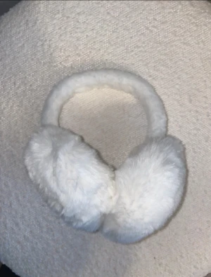 Vita öronmuffar - Högst bud 48kr  Helt nya, vita fluffiga öronmuffar. Stora och sköna och bekväma vid öronen.