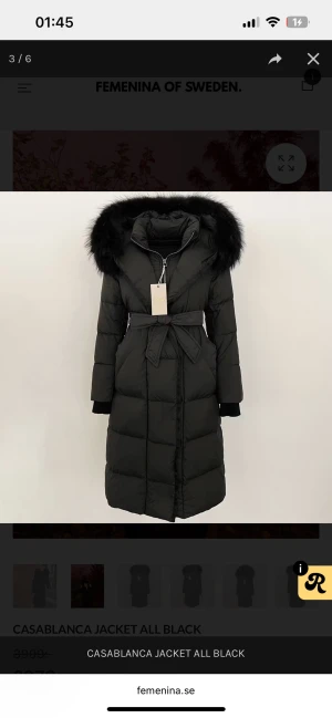 Svart lång pufferjacka Casablanca från Femenina - Säljer en svart populär lång pufferjacka Casablanca från Femenina med fluffig huva och snyggt bälte i midjan. Jackan har quiltad design, dragkedja framtill och en stor krage med pälsdetalj. Perfekt för kalla dagar och ger en cool siluett. Aldrig använd, köpt för - 4000:- kr säljer den endast för 2499:-kr