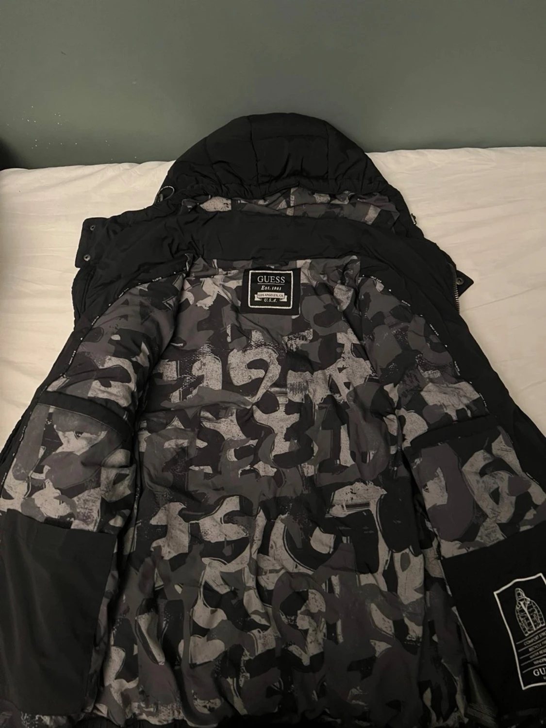 Svart pufferjacka från Guess - 2