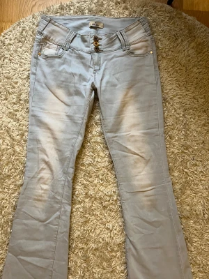 Low waist jeans bootcut - Säljer dessa superfina ljusblåa jeans.  Midja 38 cm men stretchiga (W29)  Innerben längd ca 75 cm  Passar S-M 💞🥰
