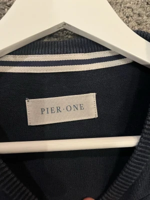 Mörkblå tröja från Pier One - En stilren mörkblå tröja från Pier One med rund halsringning och ribbade muddar. Storlek S och passar dig mellan 170-180. Fint skick. MVH 