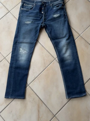 Replay jeans blå straight fit - Ett par Replay jeans i modellen Grover, storlek 36/34. Jeansen har schyssta slitningar och en skön nyans av blå. De är fräscha och i ett mycket bra skick. Hör av dig vid funderingar😆 OBS! Pris är inte hugget i sten