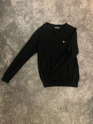 Svart Lyle & Scott tröja  - Svart tröja från Lyle & Scott. Långärmad modell i mjukt material, perfekt för lager-på-lager. Enkel och stilren design som funkar till det mesta. Storlek L och passar dig som är 180-190 mvh
