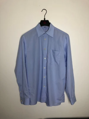 Ljusblå skjorta  - Felfritt skick. Royal class. Storlek M/39-40.  