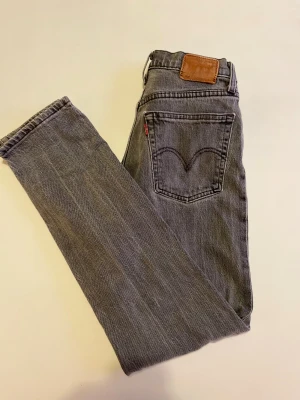 Levi’s 501  - Säljer ett par feta Levis 501 i strl 26 W 30 L. De är i 99% bomull och 1% elastan. Hör gärna av er om ni har några frågor! MVH Tom