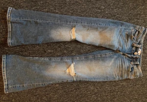 Bootcut jeans med hål - Använda fåtal gånger därav inga tecken på användning. Fina detaljer på bakfickorna. Tveka inte på att höra av dig om du har funderingar kring något!🫶🏻