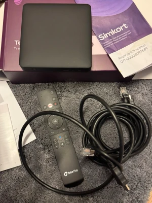 Telia Play Box TV och streaming box - Oanvänd Telia Play Box för TV och streaming, komplett med fjärrkontroll, strömkabel och nätverkskabel. HDMI, USB, microSD och optisk utgång, Inga synliga defekter. Perfekt för att streama dina favoritkanaler och appar. Kvitto finns!