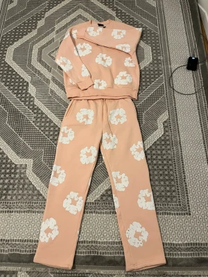 Denim Tears tracksuit  - Den är helt ny och oanvänd, köpte den för mycket mer. Storleken på den är M. Hör av ifall ni har frågor 