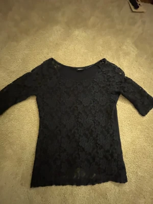 Svart spetsblus med blommigt mönster - Blommig mörk blå tröja från Kappahl 