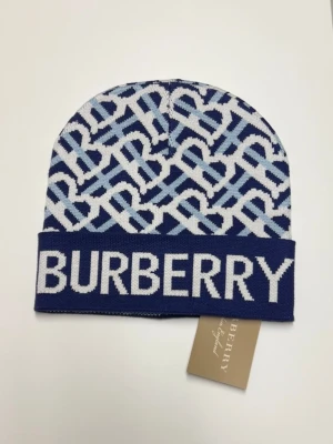 Burberry Mössa  - Helt ny aldrig använd. Storlek One size. Snabb frakt fraktar inom 24h.