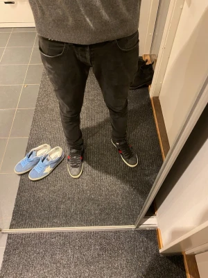 Svarta skinny jeans från George, W32 - Svarta skinny fit jeans från George i klassisk femficksmodell. Jeansen har smal passform hela vägen ner, normal midja och är tillverkade i stretchig bomullsblandning för extra komfort. Perfekta för dig som gillar en tajt och stilren look. Jeansen har ett pytte litet hål som går att sy ihop. Ställ frågor om ni har. Är 180cm 