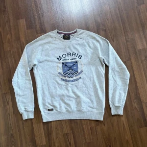 Morris sweatshirt  - Tja! Säljer en fet sweatshirt från Morris. Fett tryck och detaljer. Hör av dig vid funderingar! Har Lagerutrensning därav det låga priset. 