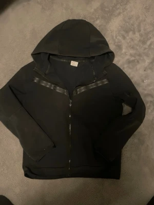 Nike tech kit - Säljer mitt gamla Nike tech kit som jag har växt är i perfekt skick, storlek 150- 170cm Xl i kids storlek 