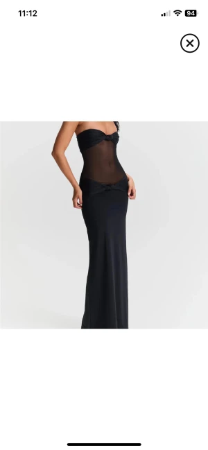 Sasha Therese Klänning - Klänning från Sasha Therese i stl S, oanvänd!! nypris 1845 (1400+445kr i tull). Säljer då jag är 180 cm och underkjolen kom lite högt upp för mig som ville ha den lågmidjad, så själva överdelen var lite kort. Justerbara band, modellen är 170. ❤️‍🩹❤️‍🩹❤️‍🩹Banden går även att ta bort om man vill ha bandeau, det är ”klister” vid bysten