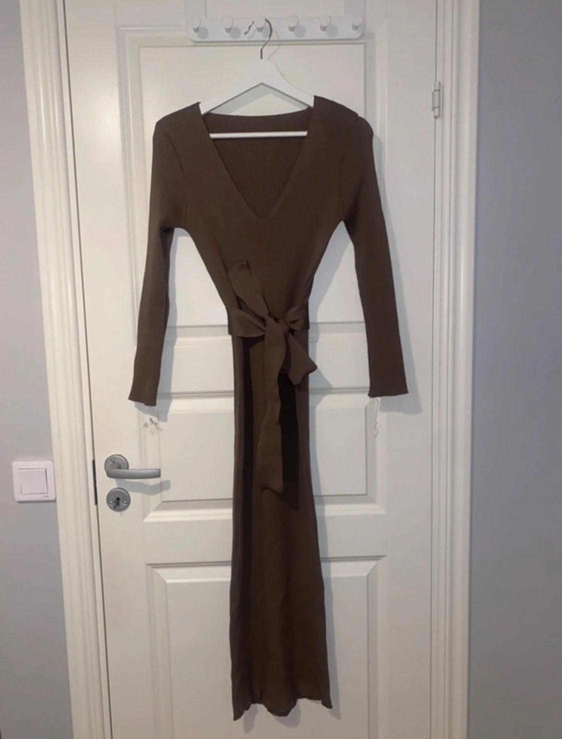 Klänning med band / bälte i midjan