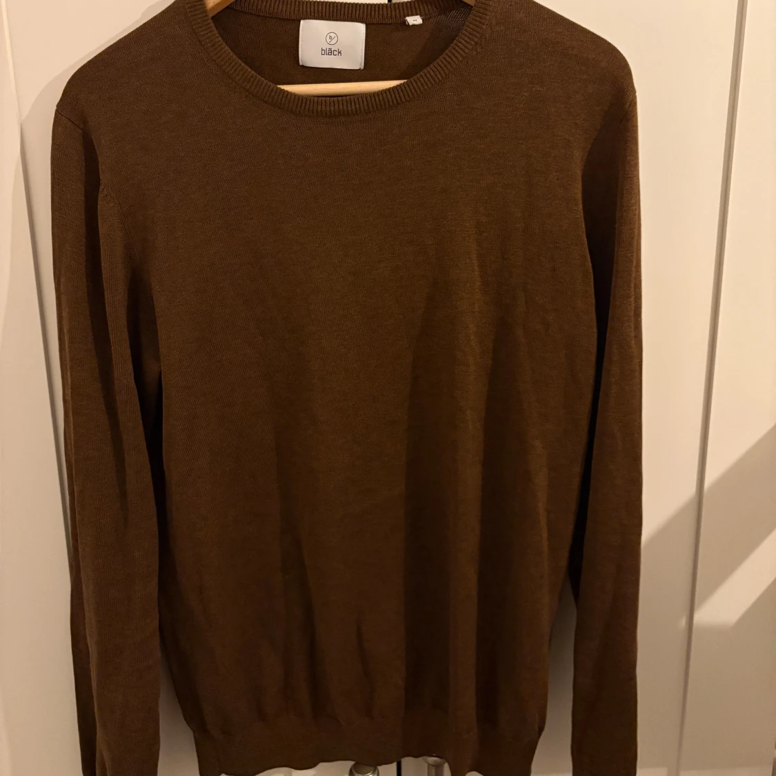 Brun stickad tröja från Bläck - 1