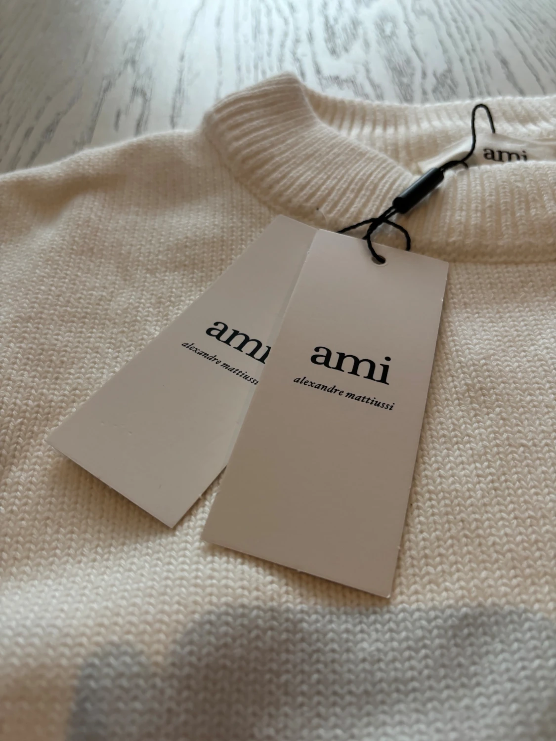 Vit stickad tröja med rött hjärta från Ami - 3