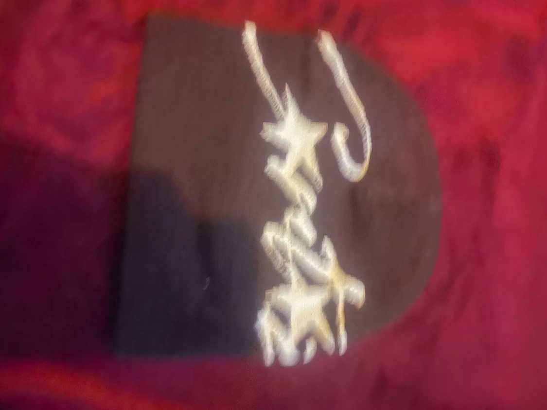 Svart stickad väst med stjärnmönster