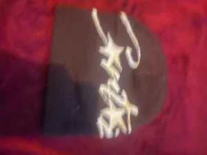 Svart stickad väst med stjärnmönster - Cool svart stickad väst med vita stjärnor och slingrande mönster på framsidan. Västen har en mjuk och bekväm känsla, perfekt för att ge din outfit lite edge. Stjärnmönstret ger en unik och trendig vibe som sticker ut.