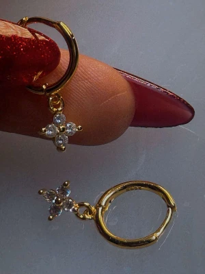 Guld örhängen hoops 18k - Jättefina eleganta örhängen med zirkon stenar, 18k gold plated ✨ aldrig använda! Skickas med en liten present påse 