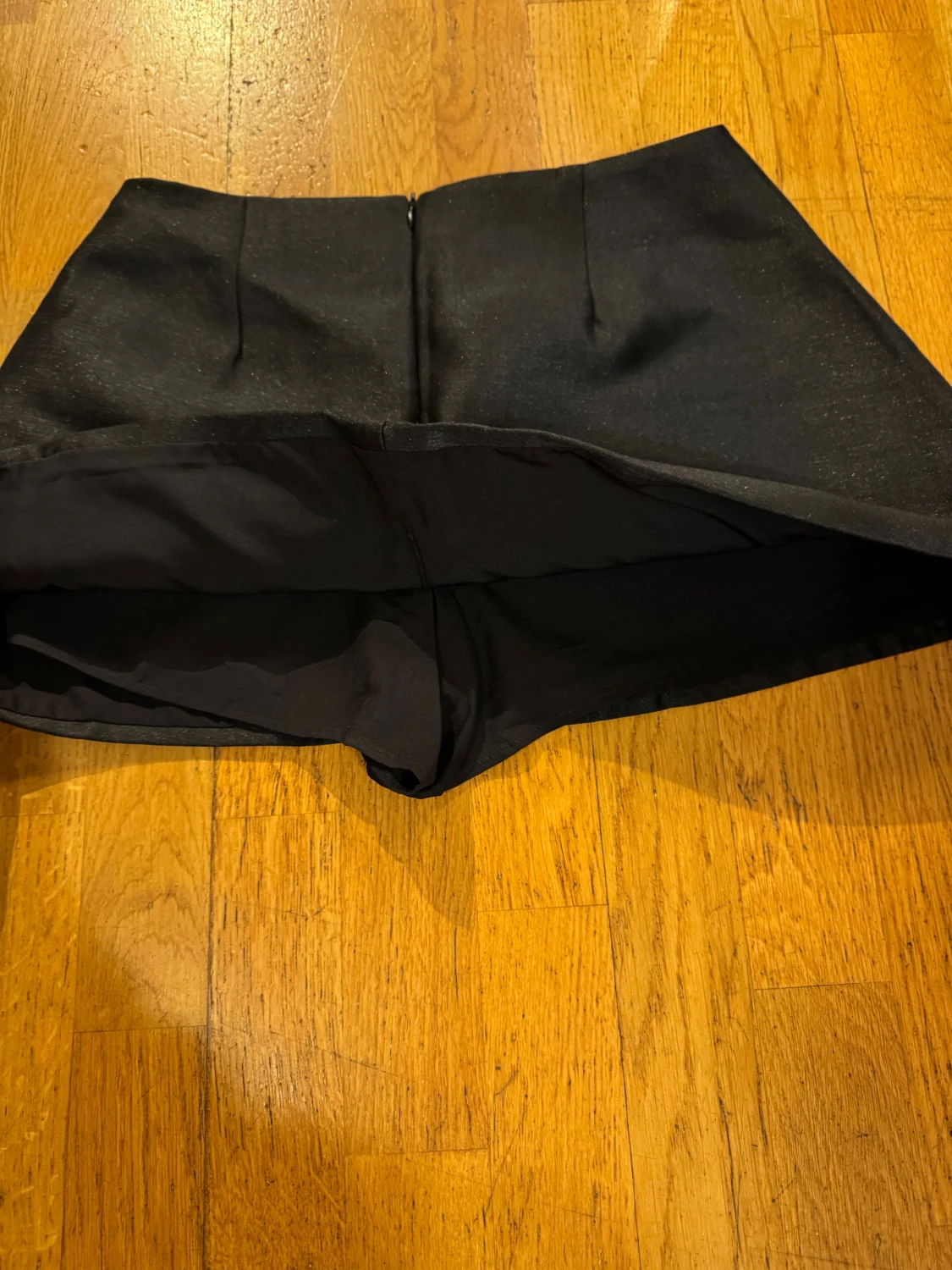 Svarta skorts med dragkedja M - 2