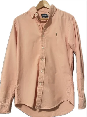 Ralph Lauren Skjorta - Säljer * Märke Ralph Lauren * Produkt Skjorta * Färg Ljusrosa * Skick 9/10 inga defekter * Storlek S Fraktar alltid så snabbt jag kan Kontakta vid frågor! 