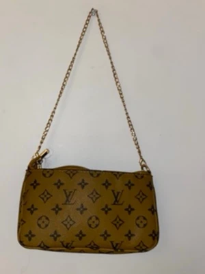 Unik handväska 🤎 - Säljer vidare denna fina handväska då den ej används längre. Kommer med en mindre plånbok till som hänger på. Köpt utomlands för något år sen. Den är i perfekt skick, ingen defekt mm. 