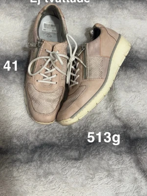Rosa sneakers med dragkedja och snörning - Snygga rosa sneakers från Rieker i storlek 41. Skorna har både snörning och dragkedja på sidan för extra stil och smidighet. 🌸Sparsamt använda. Ej tvättade. Något vitt under (stör ej funktionen) storlek 41.