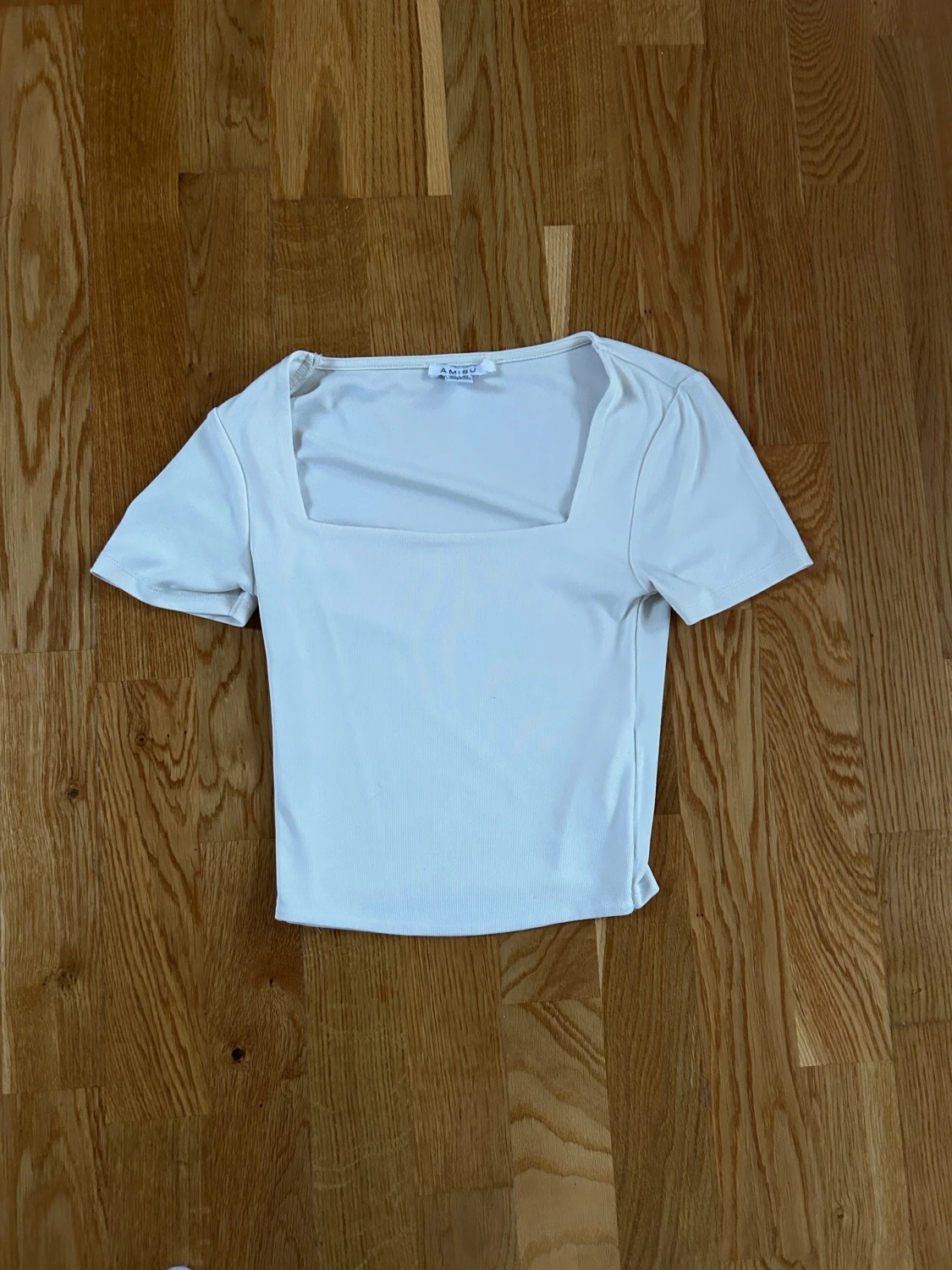 Vit ribbad topp med fyrkantig ringning