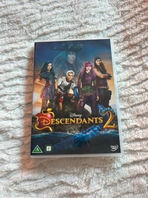 Descendants 2 dvd  - Descendants 2 är en spännande och färgstark musikalfilm från Disney, fylld med coola karaktärer och äventyr. Perfekt för dig som gillar fantasy, musik och action! Filmen bjuder på dans, vänskap och magi i en modern sagovärld.