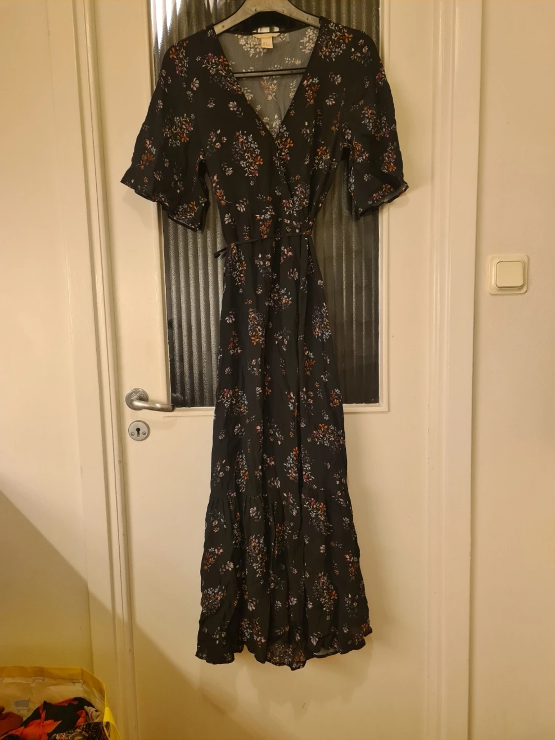 Svart blommig långklänning H&M