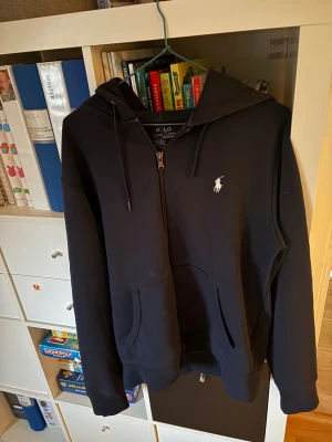 Ralph lauren zip hoodie  - En stilren och fräsch Ralph lauren hoodie till ett bra pris. Nypris ca 2200, mitt pris 499. Ett kap! Den är i fint skick bortsett från att en grej som ska sitta på ena snöret är borta annars är den som ny. Inte ur tvättad och använd sparsamt. 
