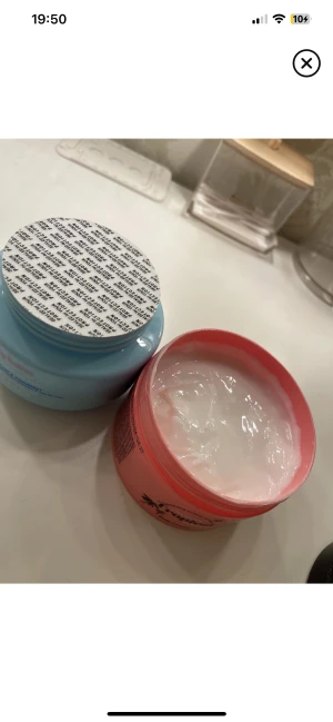 Kit med 5 produkter  - Två stora burkar med ansiktskräm, en i rosa och en i blått. Krämen har en vit, krämig konsistens och kommer i rund plastförpackning. Perfekt för dig som vill boosta din hudvårdsrutin med fukt och glow.