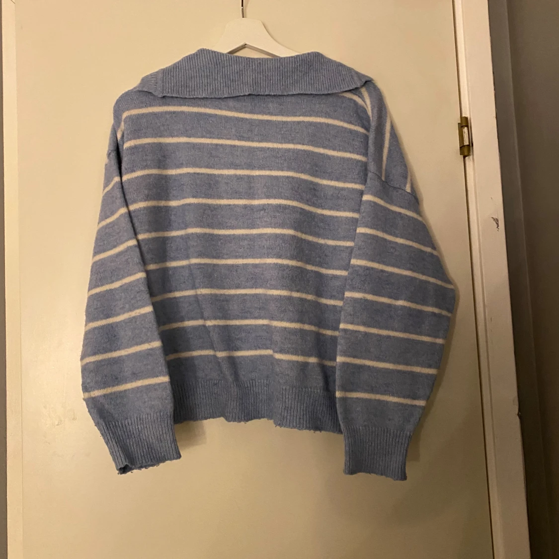 Blåvit randig stickad tröja med krage - 1