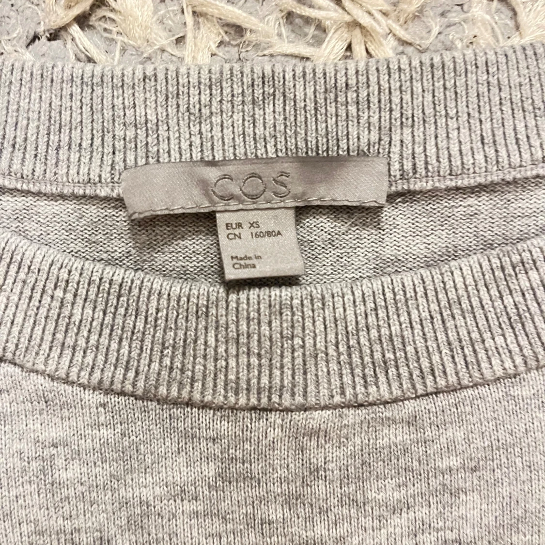 Grå stickad tröja från COS XS - 1