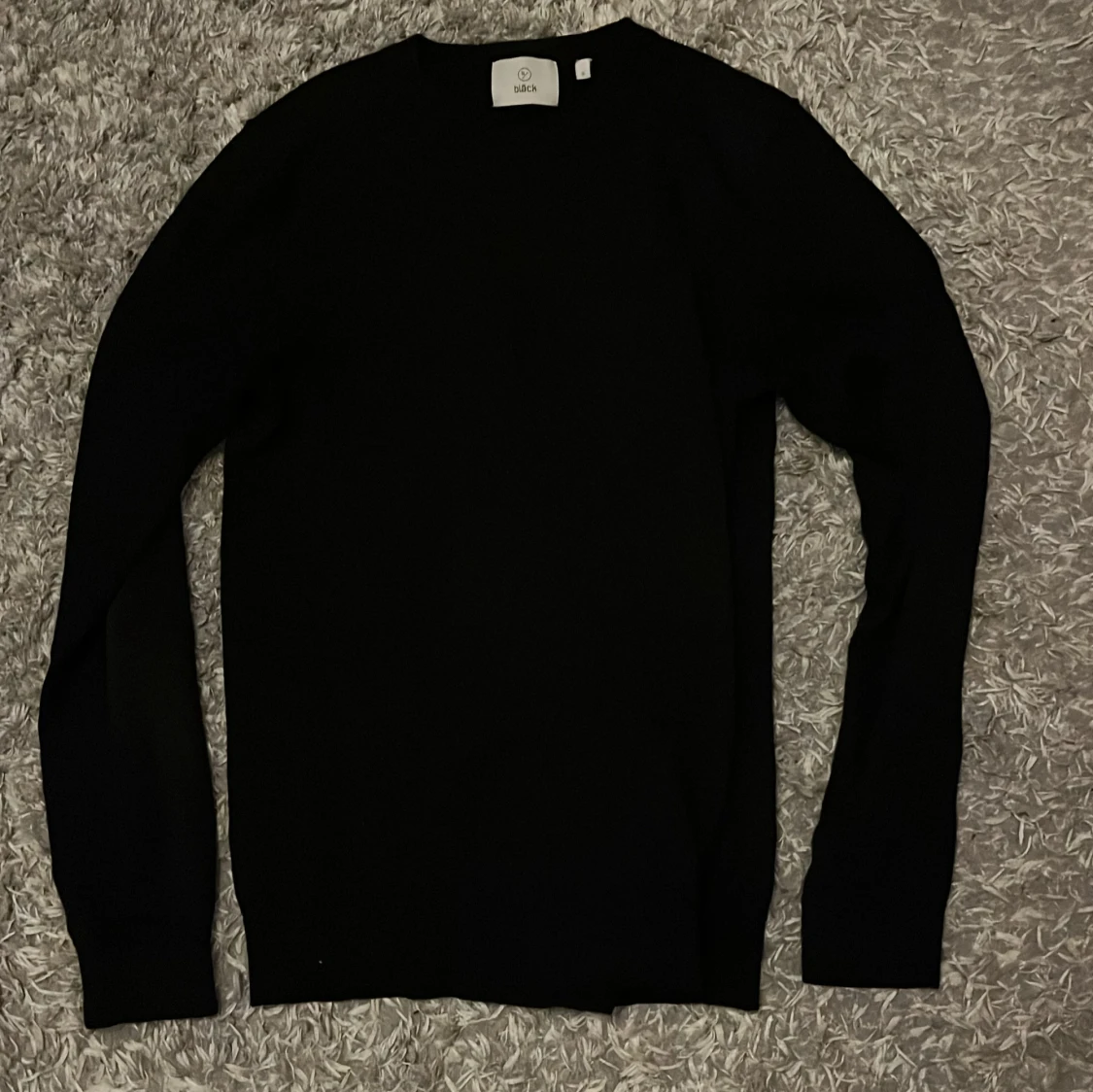 Svart stickad tröja från Bläck