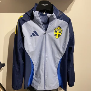 Adidas Sverige Jacka - Tja! Säljer denna Sverige jacka från Adidas, denna jackan används av landslags spelare endast och säljs därför inte så den är otroligt limiterad! Storlek S passar större så typ M/L