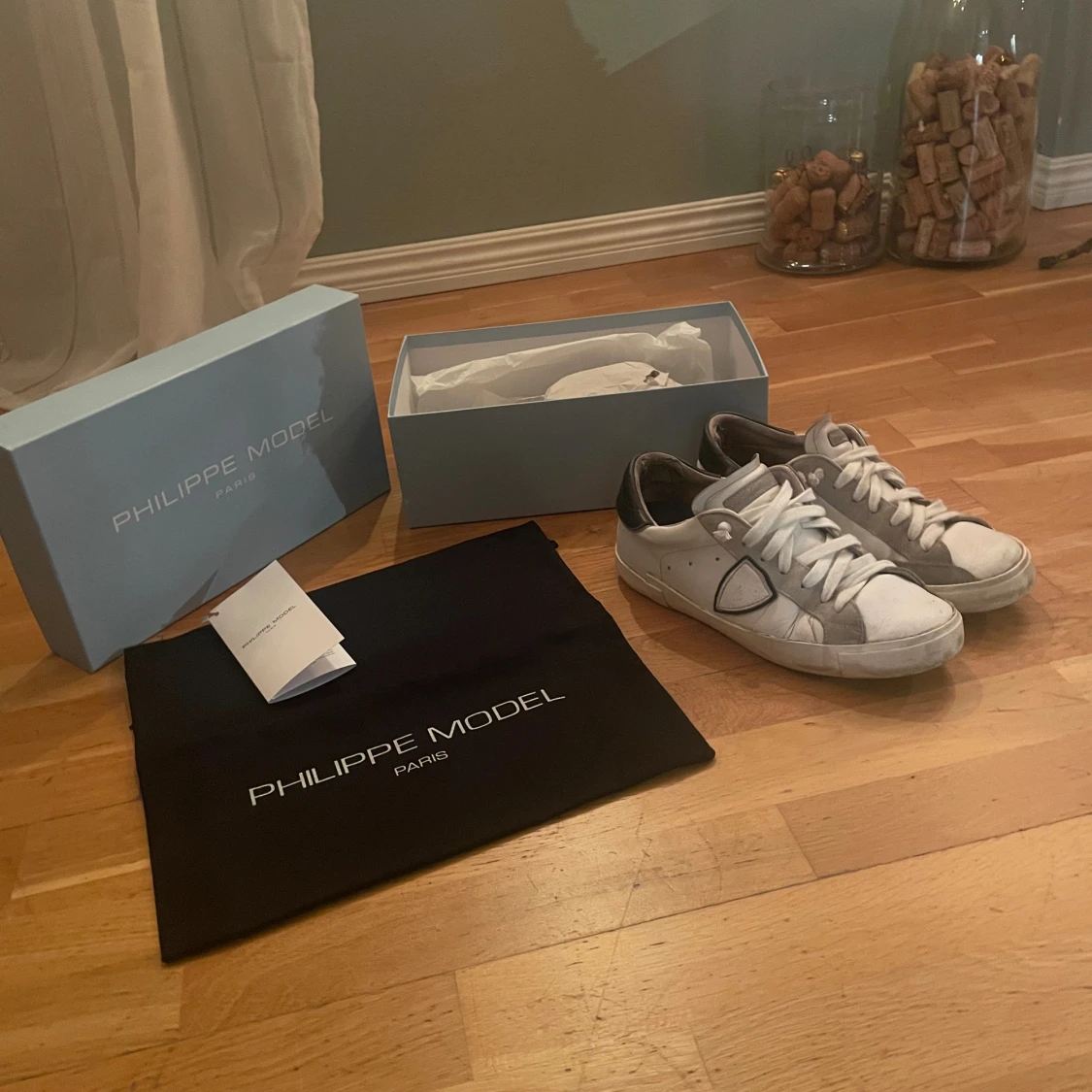 Philippe Model vita sneakers med grå detaljer