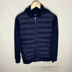 Ralph Lauren cardigan  - Modellen är 185. Storlek L för barn passar XS