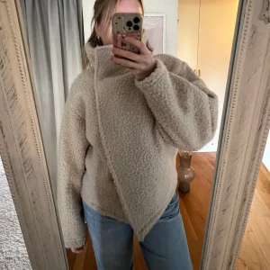 teddyjacka från Gina Tricot - beige teddyjacka från Gina Tricot! Storlek S