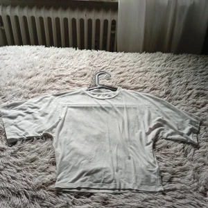 Vit t-shirt från 157 XS - Vit t-shirt från 157 i storlek XS. Modellen är enkel med rund hals och korta ärmar, tillverkad i mjuk bomull. Pris kan diskuteras