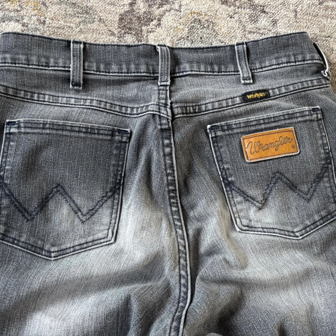 Grå bootcut jeans från Wrangler - 2