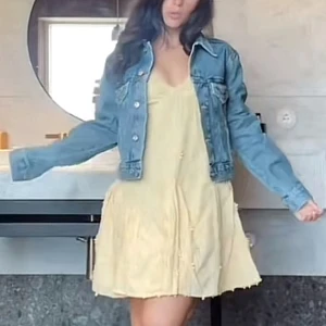 Jeans jacka, blå kortare enkel - Super snygg enkel jeans jacka, går att stylea till allt. Storlek XXS-XS