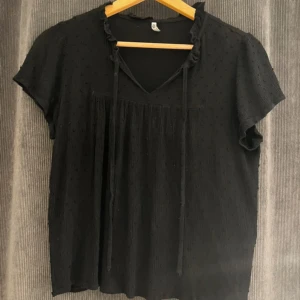Svart kortärmad blus - Svart kortärmad blus 