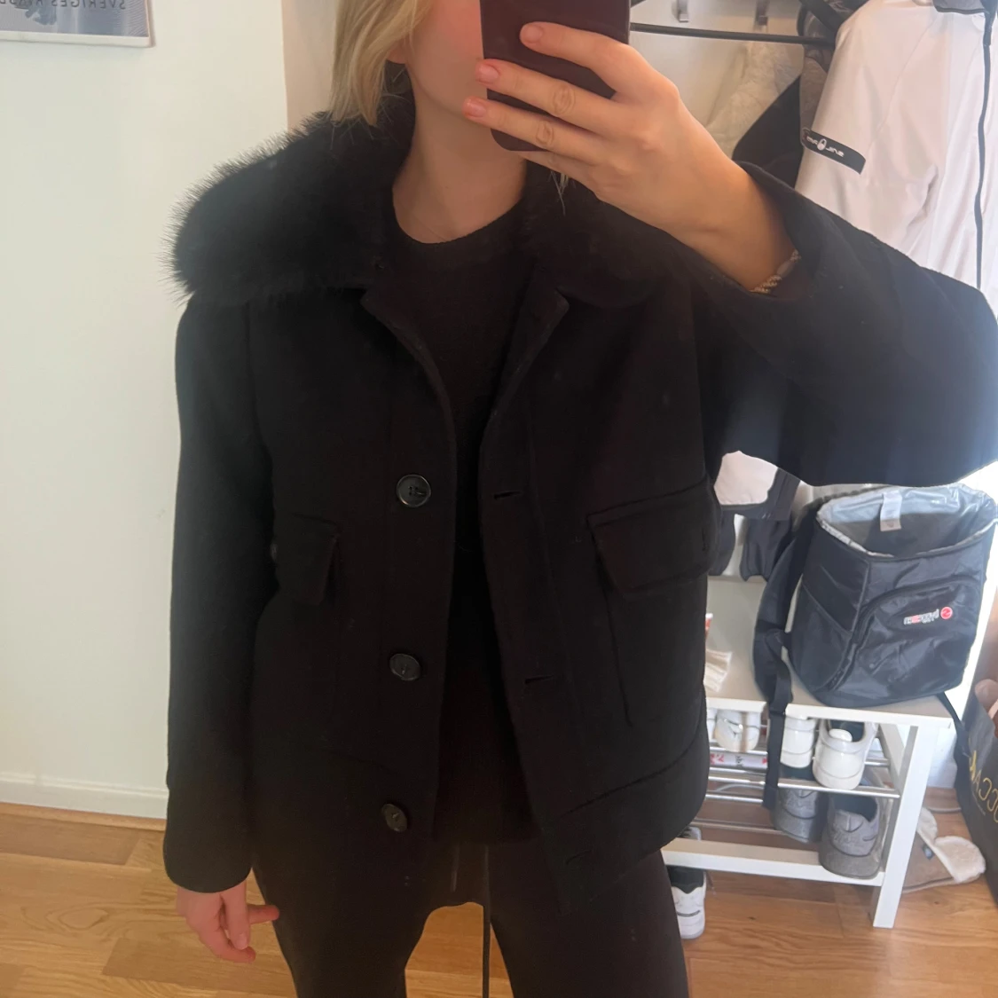 Svart jacka med fuskpäls-krage
