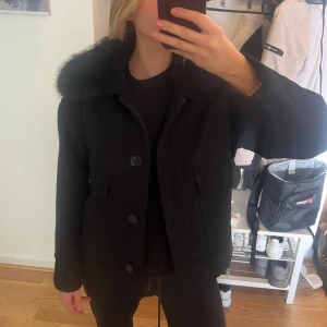 Svart jacka med fuskpäls-krage - Jättefin kappa från Neo Noir perfekt nu till hösten💞