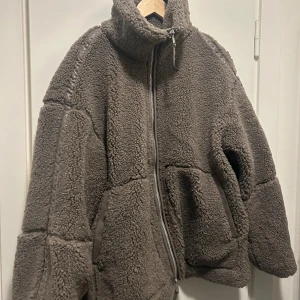 Teddyjacka - Teddy jacka från Hm. Helt ny. Köpte fel storlek! Men såå gosig!🥰Storlek L med passar lätt en M.