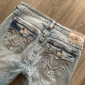 True Religion midrise bootcut jeans - Använt endast 2 gånger så de är som nya. Har tvättats.  De är i storlek 28, men passar mig som vanligt vis brukar ha 36 och 38 i Jeans. Jag är 166cm och jag tycker om längden. Brukar vika upp de lite ändå. Kommer tyvärr inte gå ner mera i pris då dessa är typ helt nya. 💗Skriv ifall ni vill ha mått